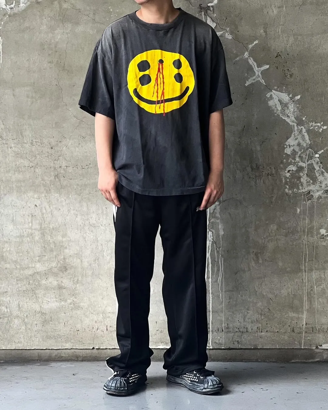 CACTUS PLANT FLEA MARKET x SAINT Mxxxxxx SMILE SS TEE/BLK CPFM co-branded model. Short-sleeved smiley face. Retro distressed TEE with four-eyed smile. Washed black S-XL. Look for the cylindrical fabric with no side seams. The open width is almost meaningless. Asut ready-made garments are dyed. The whole piece is sprayed and faded. The collar and cuffs are frayed. Many people hang it. Over-heavy work. Customized CPFM co-branded main mark/wash mark/with little angel for anti-counterfeiting